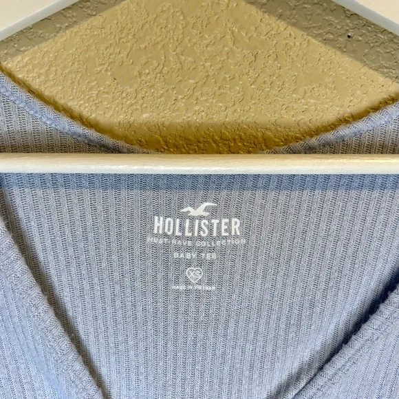 Hollister Must Have Collection Baby Tee Long Sleeve Tie Sides Size XS Periwinkle - Picture 2 of 6